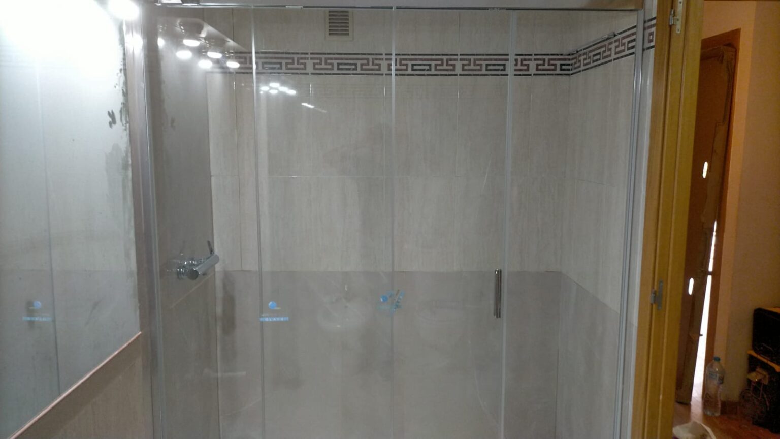 Proceso de reforma parcial en baño antiguo con sustitución de instalaciones.