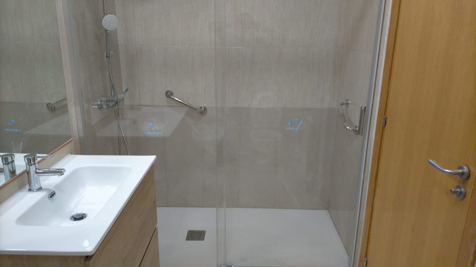 Suelo cerámico recién colocado en baño reformado con acabados de calidad.