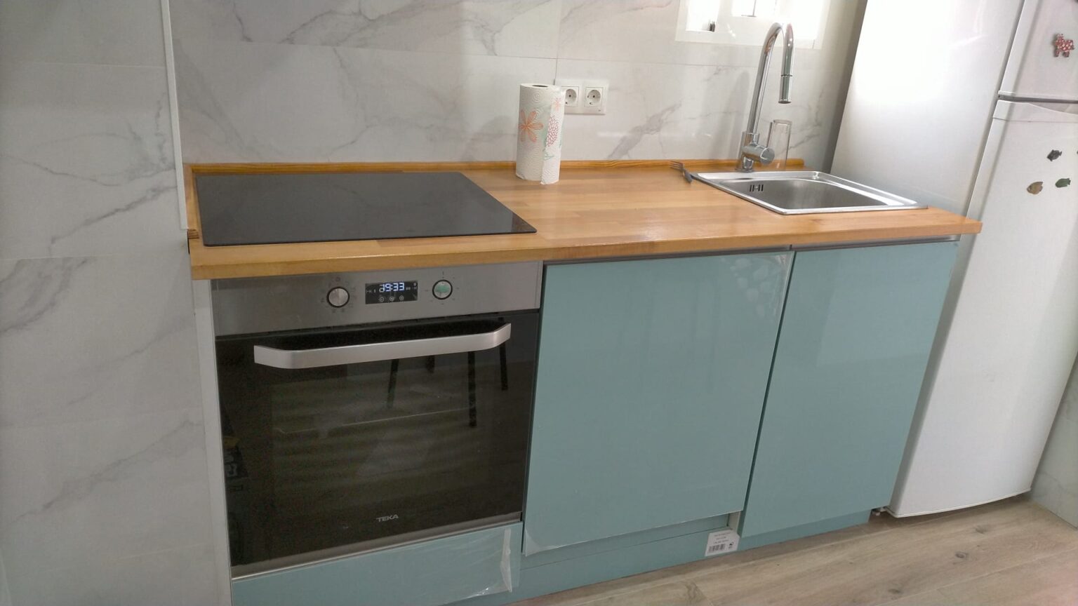 Cocina reformado en Terrassa con ventana y espejos grandes para multiplicar la luminosidad