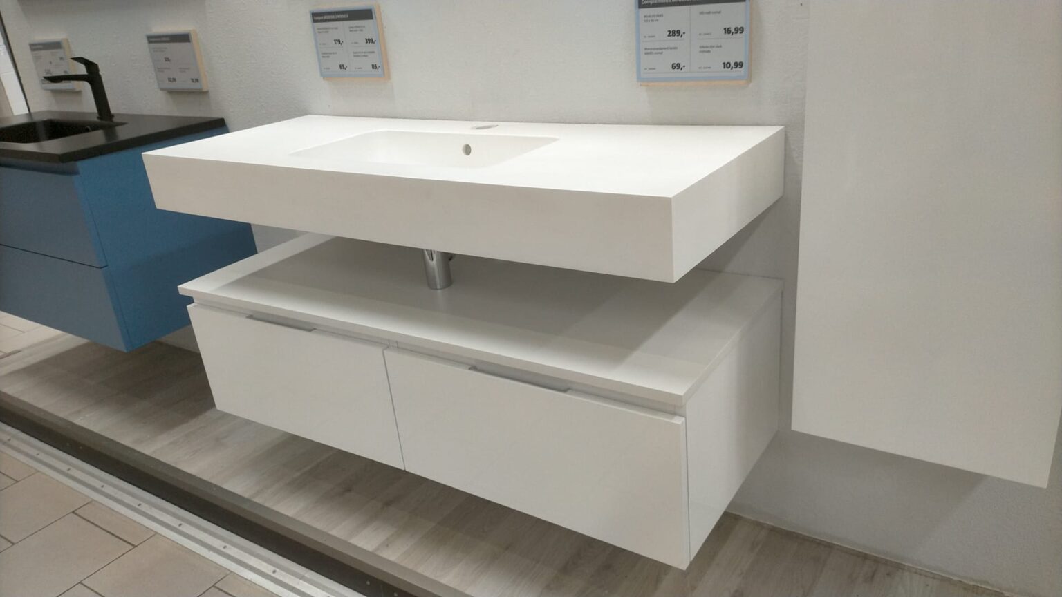 Resultado final de un baño moderno reformado en Barcelona por Reformas La Roca.