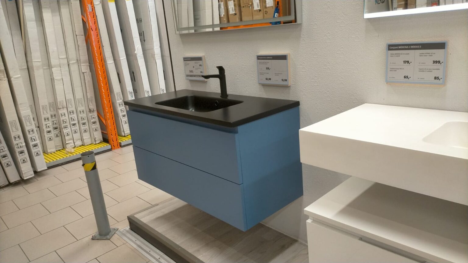 Detalle de los acabados finales en baño reformado, con grifería moderna y azulejos alineados.