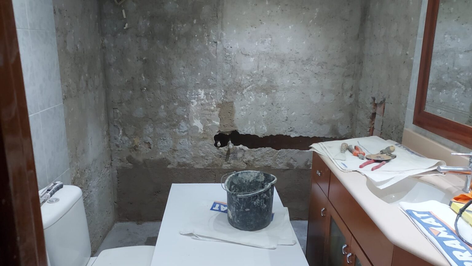 Reforma integral de vivienda en Santa Coloma de Gramenet con renovación completa de baño, cocina y suelos.
